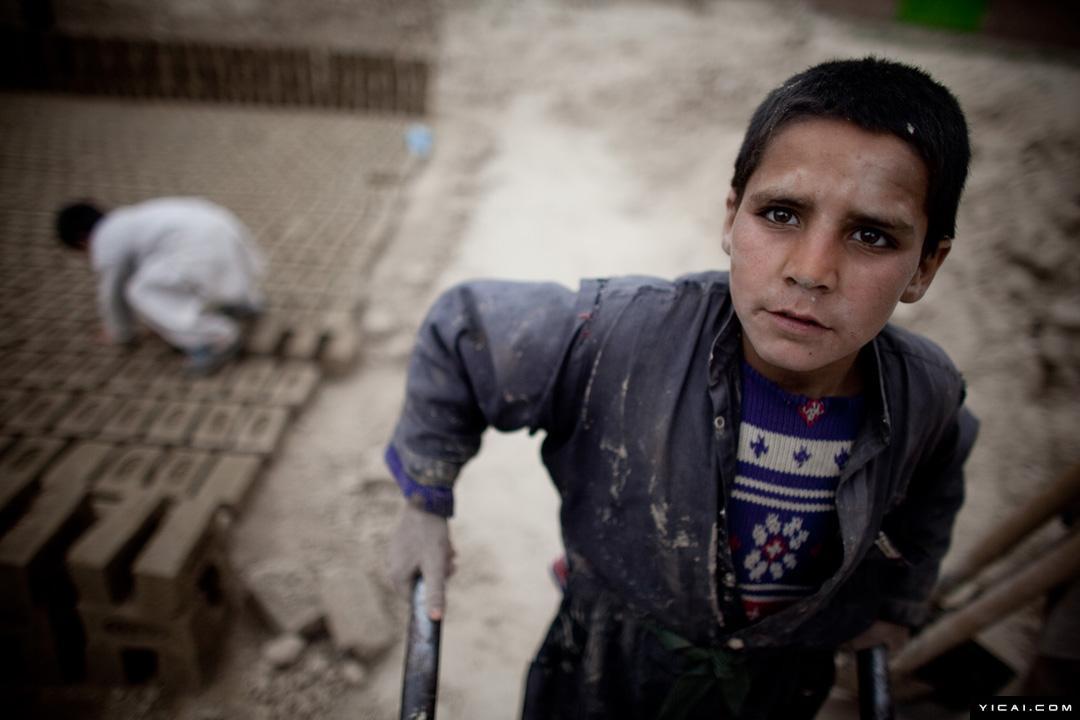 世界无童工日:渴望的眼神 脆弱的肩膀